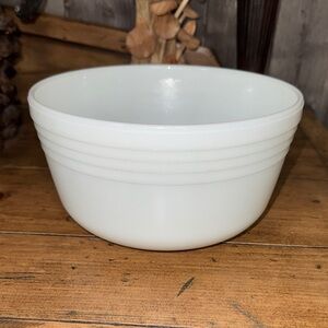 Pyrex - Hamilton Beach White Glass Mixing Bowl with Ribbed Band